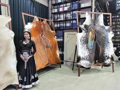 美术馆里"骏马齐聚"!松江这个画展主打西域风情