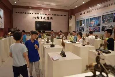 滨河小学百名小学生走进山西省工艺美术馆