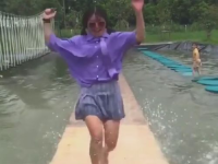 美女小姐姐跑网红桥,网红桥上美女小姐姐的奔跑风采