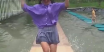 美女小姐姐跑网红桥,网红桥上美女小姐姐的奔跑风采